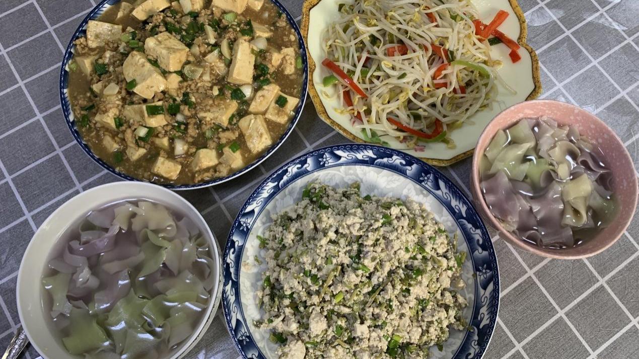 河南一家3口的早餐，在朋友圈火了，网友：有点寒酸，不能正眼看！