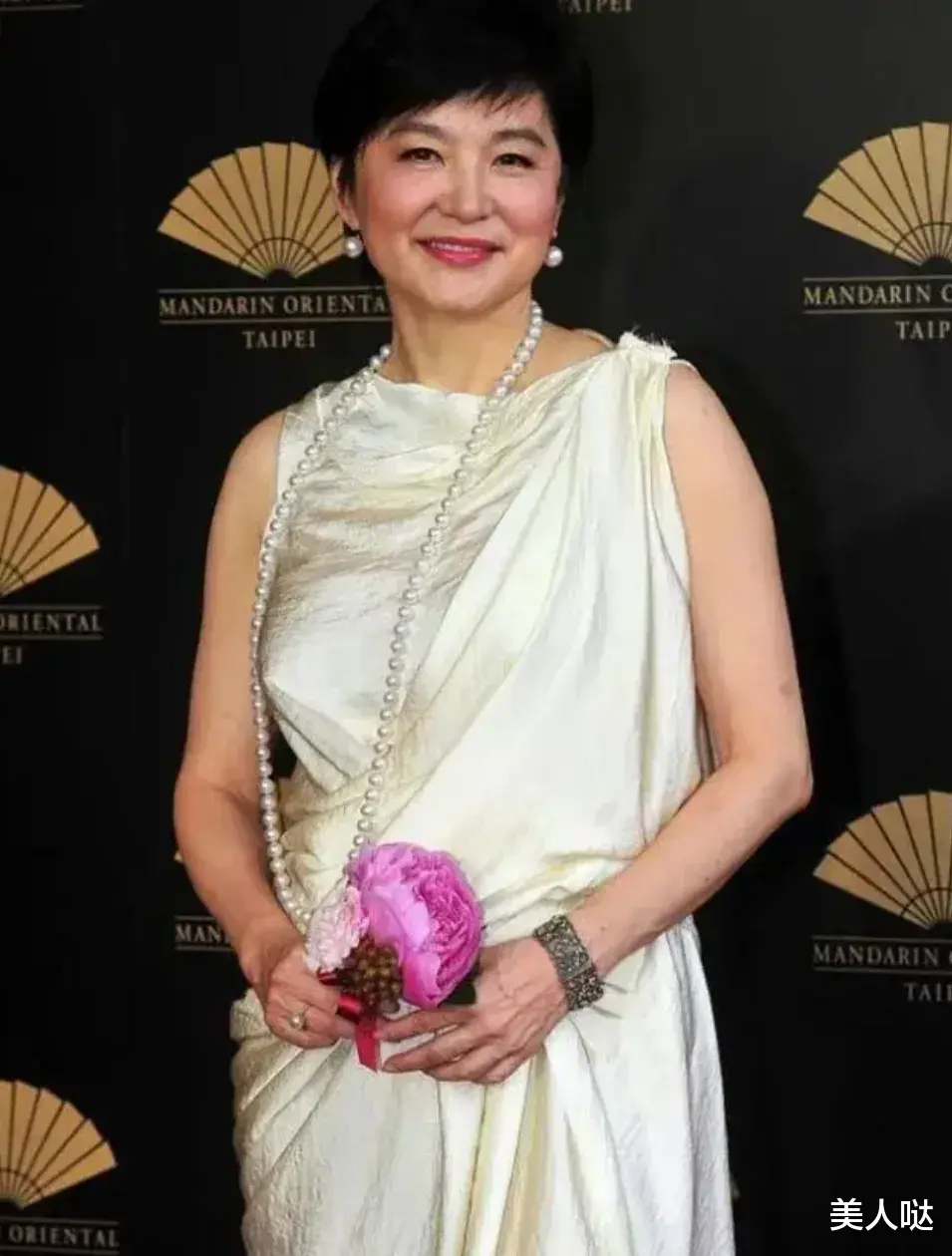 林青霞剪超短发太减龄,穿小白裙优雅时髦,脸蛋紧致没皱纹