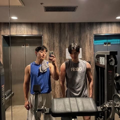 韩国小哥白大褂下，藏着一颗运动的心，肌肉身材是他努力的表现