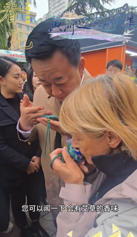 60岁朱军近况曝光：满脸横肉眼睛肿大，陪维娜打卡黄河被冷脸嫌弃