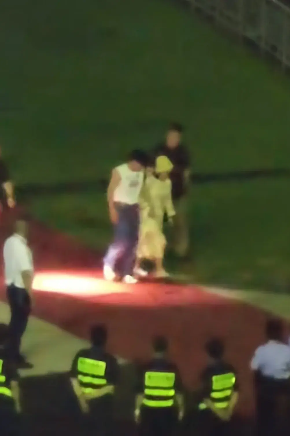 张杰演唱会玩的忘乎所以, 谢娜吃醋怒发微博:你小子,别太开朗