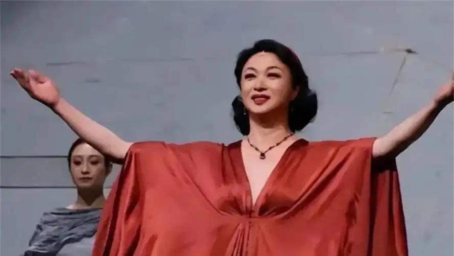 金星事件被曝光，国内演出全部取消，黑料太多或出国，结局也是大快人心