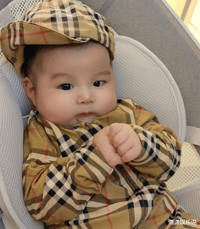 赵本山外孙小皮儿百日盛宴,豪华装备万元起,神似舅舅惹人议!