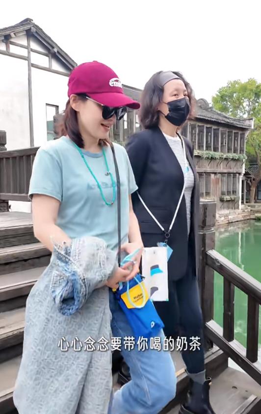 梅婷与刘琳同游乌镇，用塑料袋装茶叶惹刘琳嫌弃，偷翻白眼反差萌