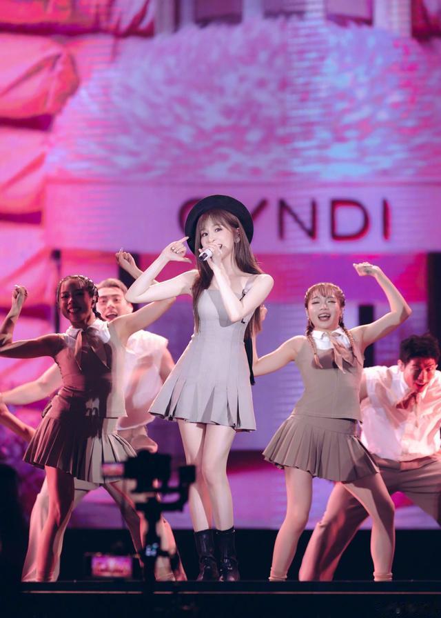 王心凌演唱会，每套造型都好美，41岁的她永远那么青春有活力