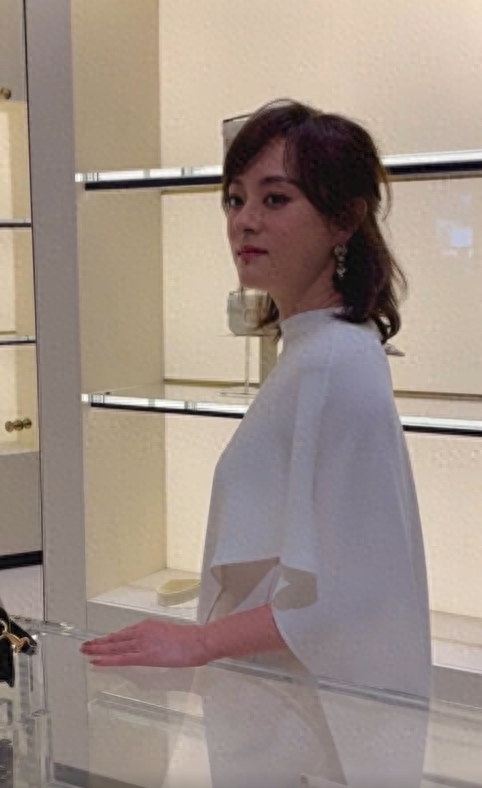 孙俪惊艳亮相，下巴的痣引热议！被质疑整容了