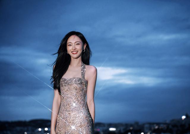 唐嫣挂脖式亮片透纱裙熠熠生辉