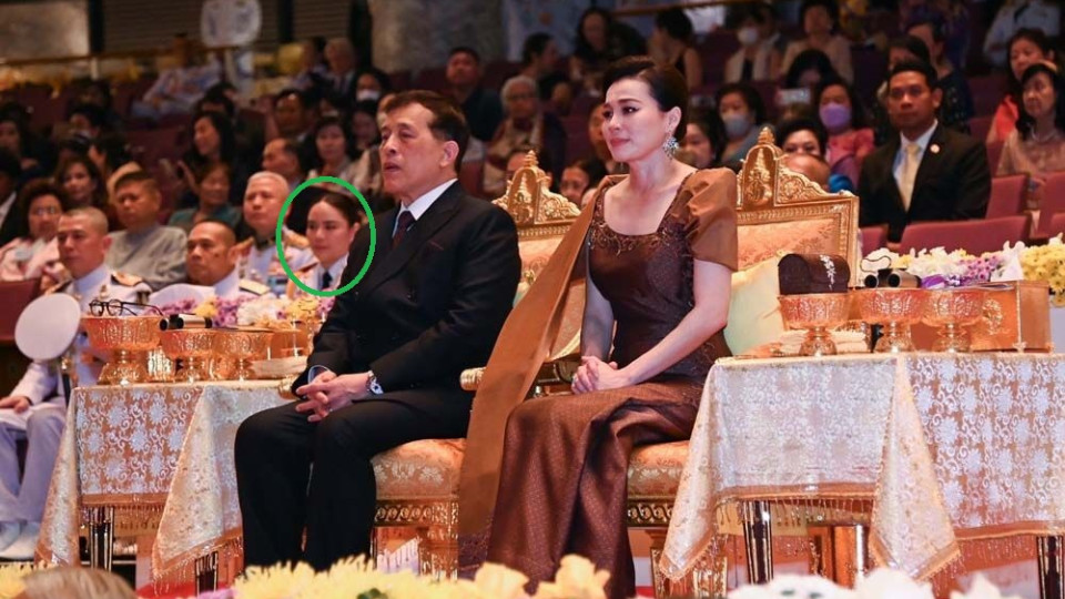 苏提达华丽亮相，却被32岁新宠“抢风头”，72岁泰王让后宫团紧相随