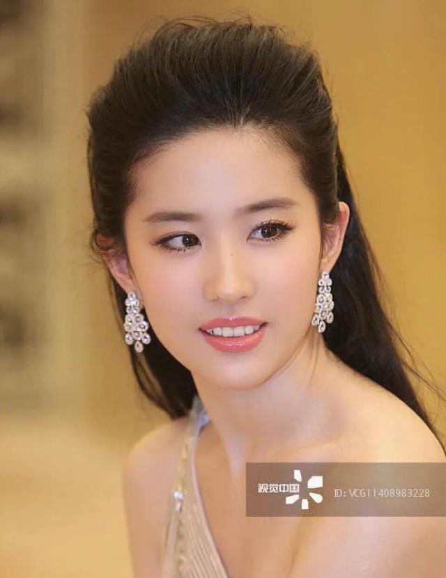 神仙姐姐太爆了，年轻时候的刘亦菲，真空斜肩吊带裙美丽又性感！