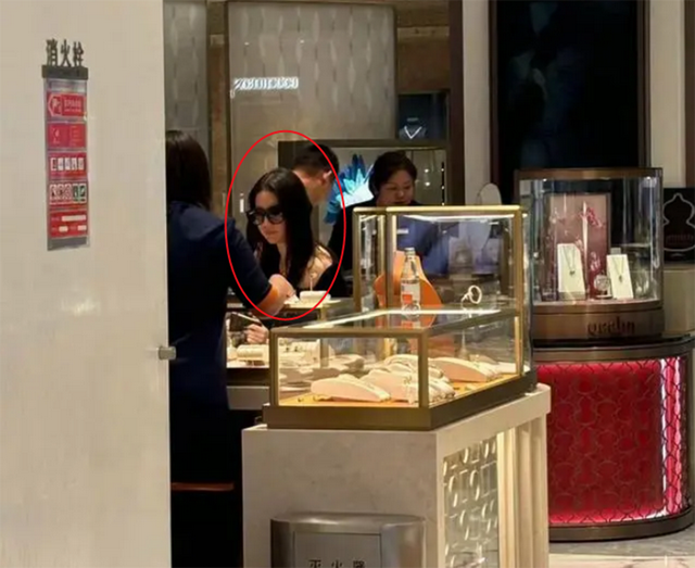 刘亦菲现身珠宝店,身穿露肩装太有魅力!疑没下单遭导购嫌弃瞪眼