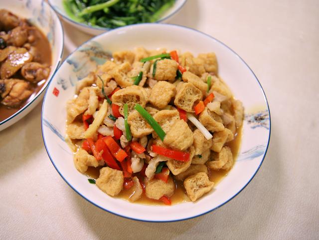 两个人的午餐,花15块钱做了三个菜,荤素齐全,网友:真会过日子