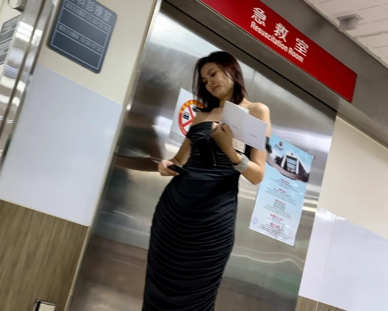 萧敬腾婚礼现场发生意外，55岁制作人倒地昏迷，被抬上担架送医