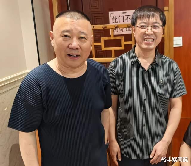 黄族民参加马志明80岁寿宴！给晚辈郭德纲敬酒惹争议，已满头白发