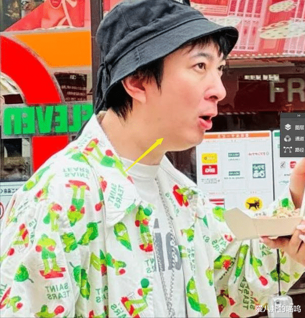 网友五一日本偶遇王思聪,脚踏4万战靴与两名美女逛街,真潇洒