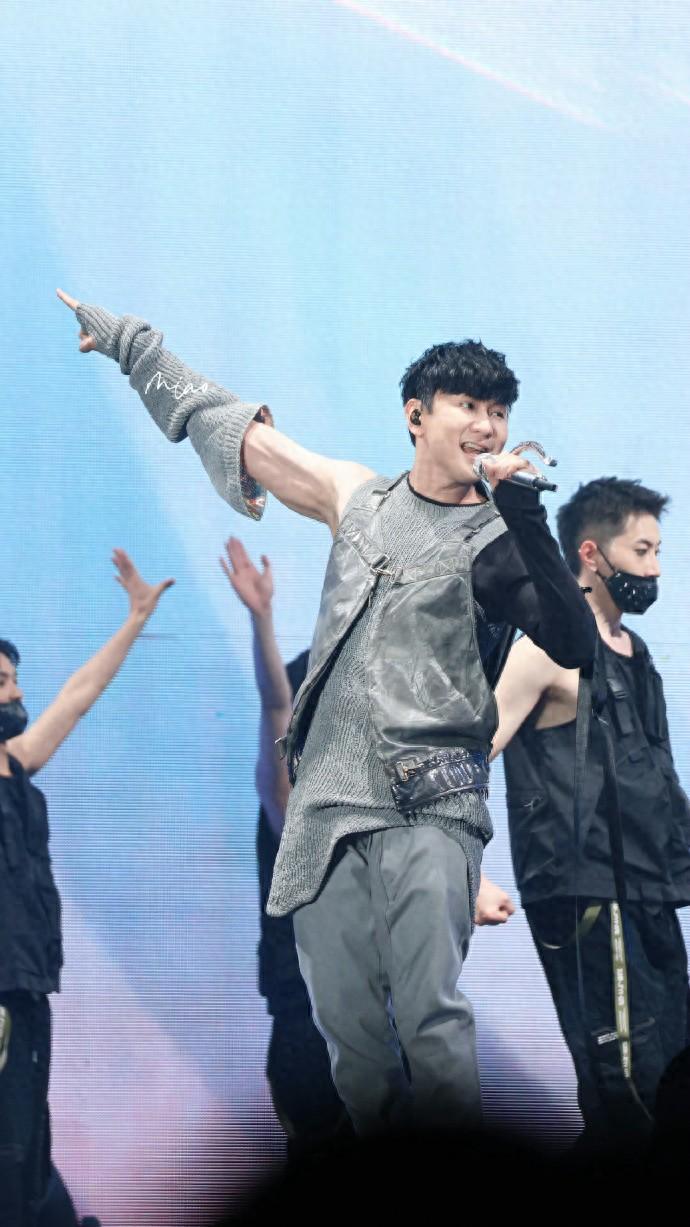 林俊杰晒43岁狂欢生日照,帽子搭配微笑抢眼,哥们周杰伦留言给力!