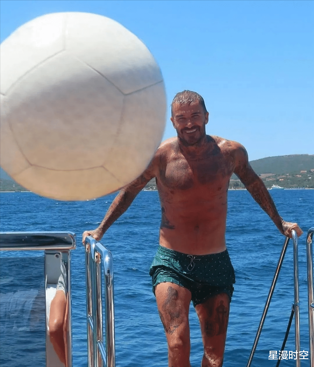 贝克汉姆一家游艇度假!13岁小七成全家团宠,穿白裙像小仙女!