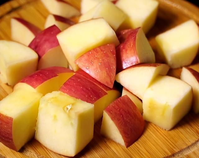 每天坚持吃一个煮熟的苹果，有什么好处？这几类人不妨多吃