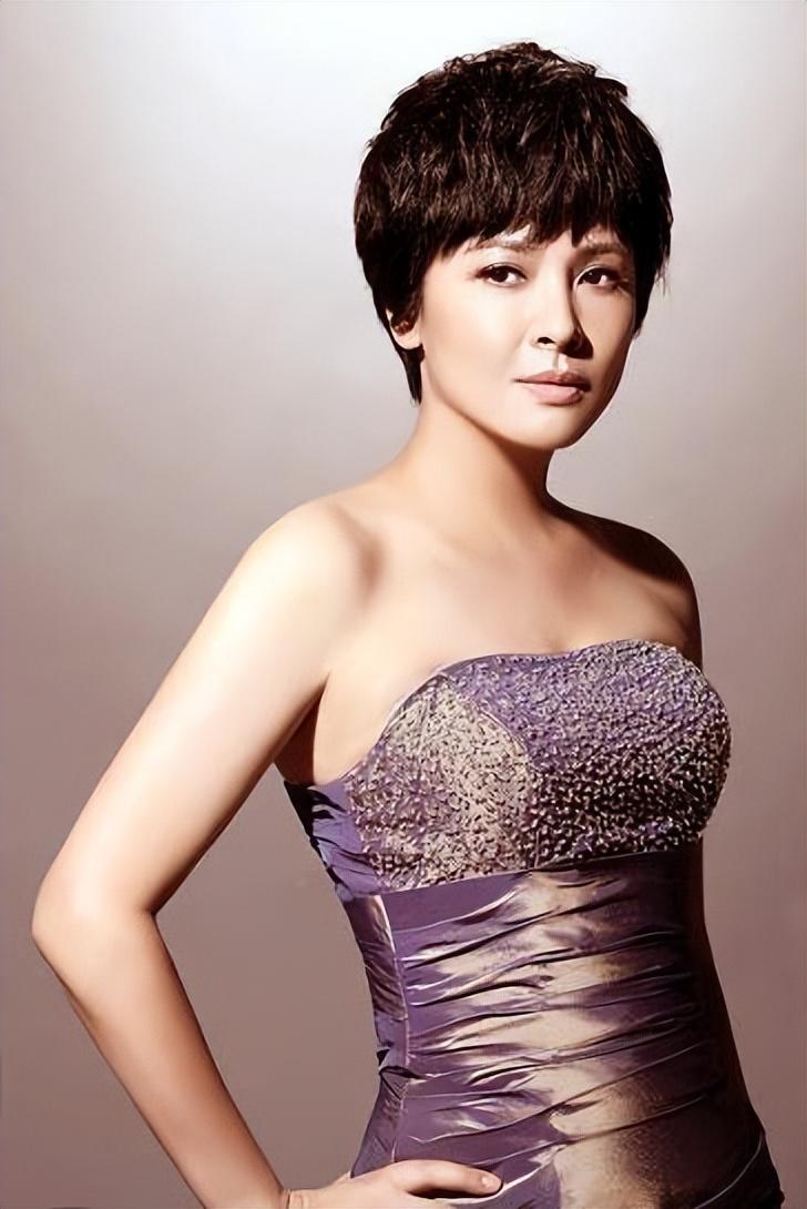 小时候觉得她老气,配不上陆毅,后来再没见过这么有气质的警花了