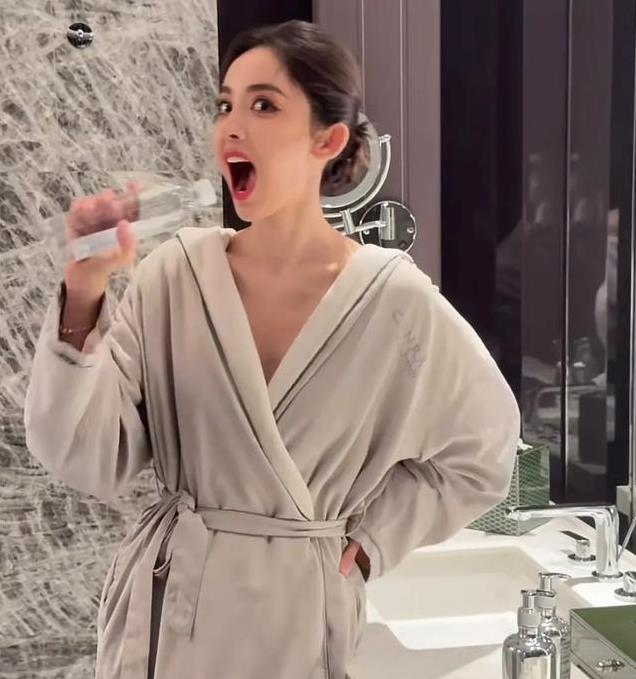 娜扎分享酒店浴袍大片,又纯又欲好心动,难怪张云龙如此痴迷她!