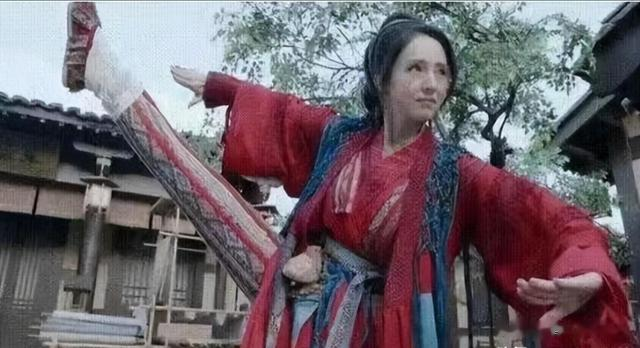 怪不得电视里只有上半身,镜头下移后,真相终究浮出水面!