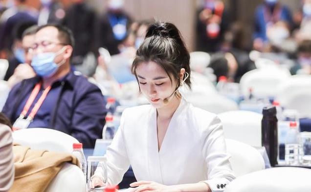 被罚13.4亿的薇娅要回来了？撞脸赵丽颖，高调参加香奈儿活动