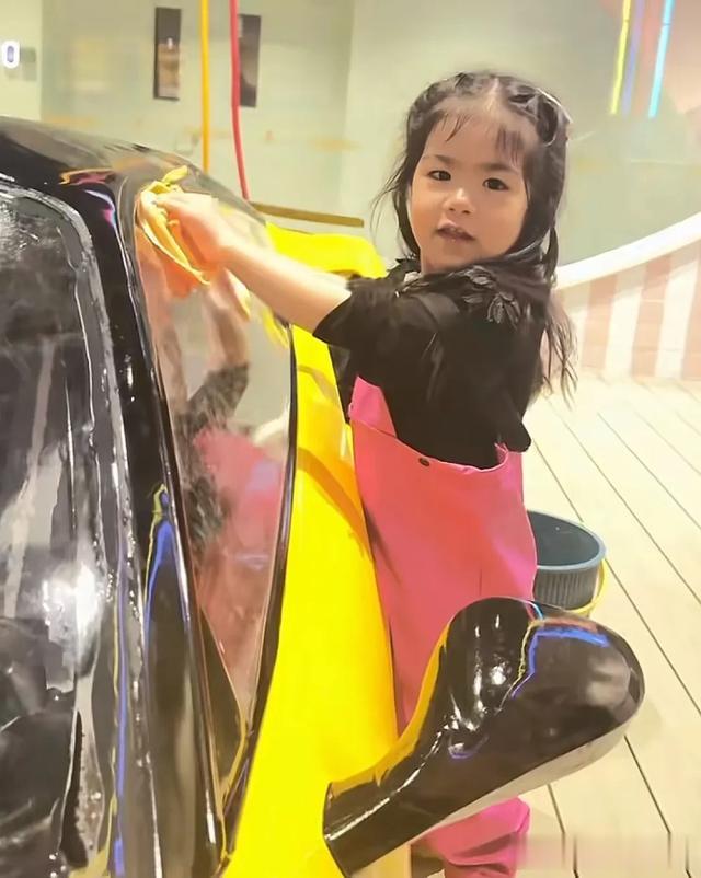 姜潮一家现身亲子乐园,丹尼尔长胖了,2岁女儿没继承麦迪娜美貌