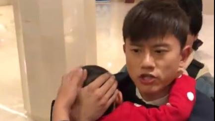 张杰要求对方道歉！演唱现场撞倒小朋友，张杰：年龄不是犯错的理由