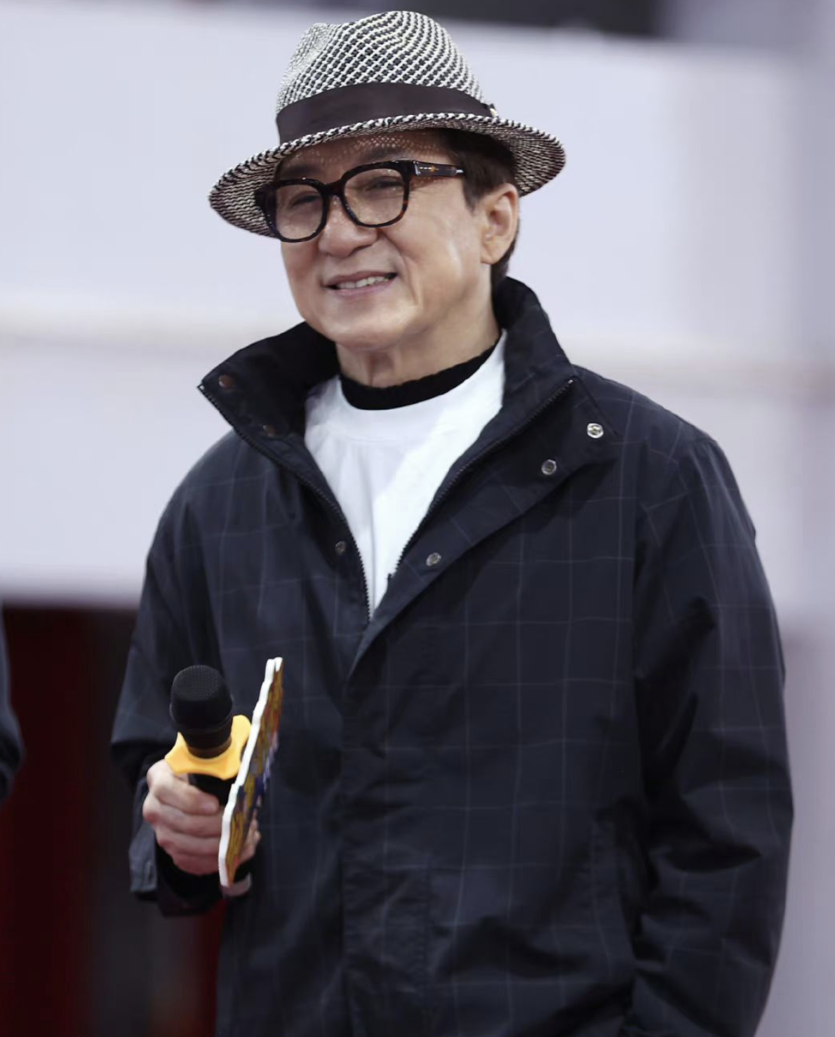 成龙近照老太多,头发胡子花白,网友:对岁月二字有了实感