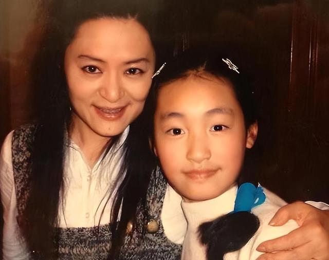 打败韦唯毛阿敏,却被亲弟弟砸成脑震荡,一代歌后沦为保姆谋生