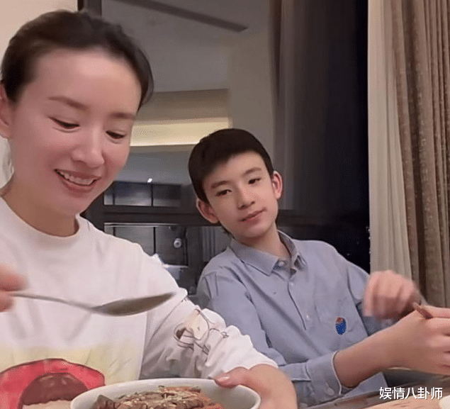 潘粤明儿子探班董洁,15岁顶顶身高不低于175,和董洁同框像姐弟