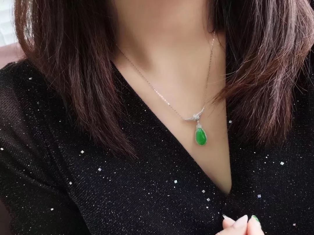 翡翠戴久了会有这样的变化?