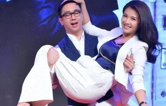 把刘涛抱在怀里，有谁注意到他手上的小动作，人品如何一目了然！