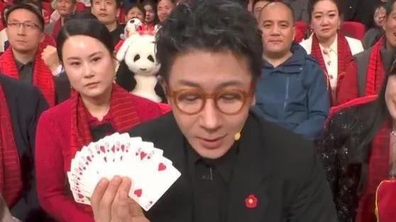 刘谦|2024年春晚最敬业的广告观众，坐在刘谦背后，喝了3瓶娃哈哈