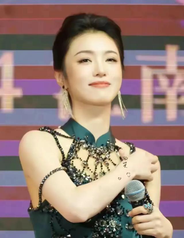 李云霄时尚、阳光、美艳、且31岁就已成为令人瞩目的国家三级演员