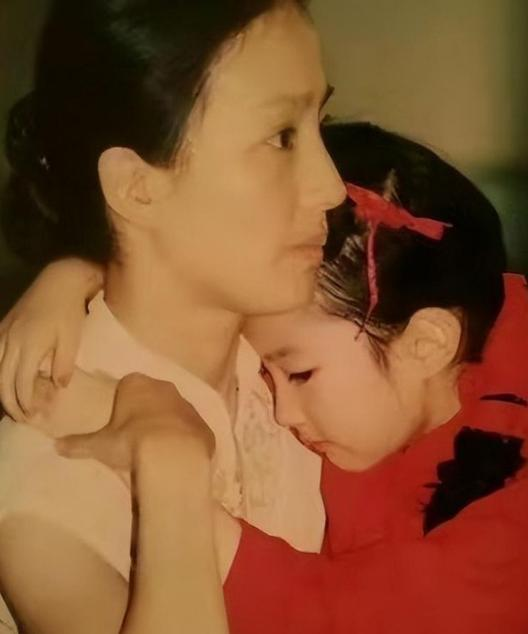 刘亦菲母亲刘晓莉：长得比女儿还漂亮，两婚两离，65岁单身也幸福