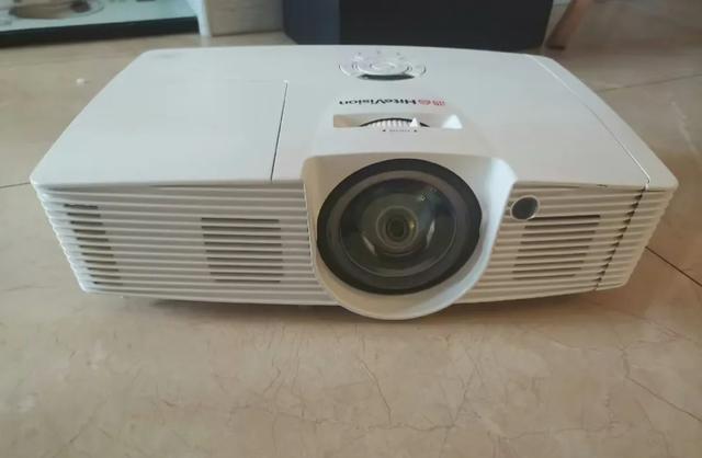 當(dāng)年3200元，如今110元！這才是性價比最高的短焦投影儀