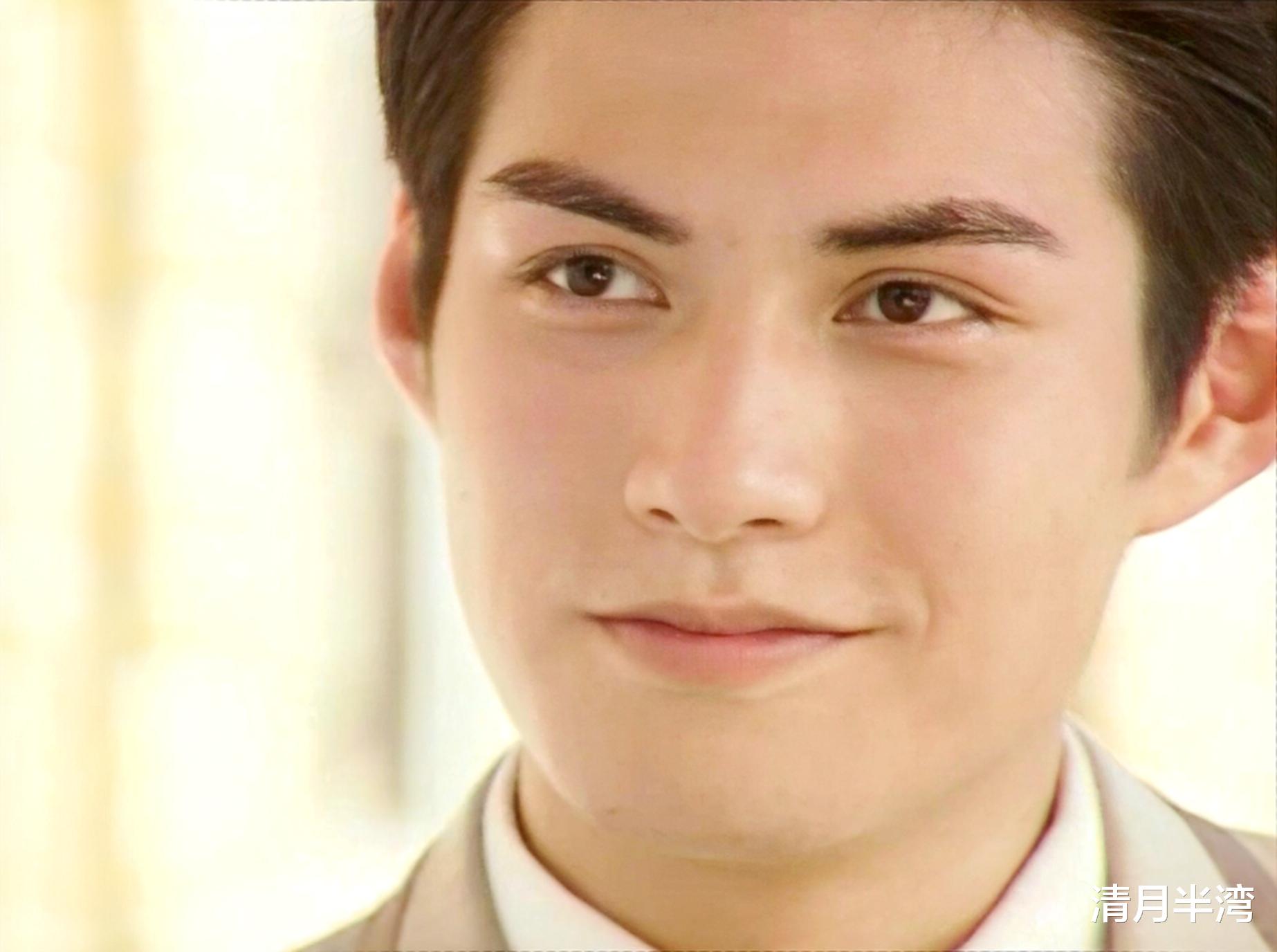 “天生桃花眼”的男星只服这8位，眉目传情透着苏感，看狗都深情