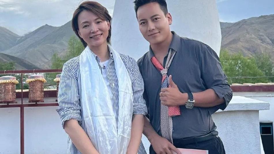 50岁董卿终于悄悄复出了，剪短发穿衬衫清汤寡水，气质大不如以前