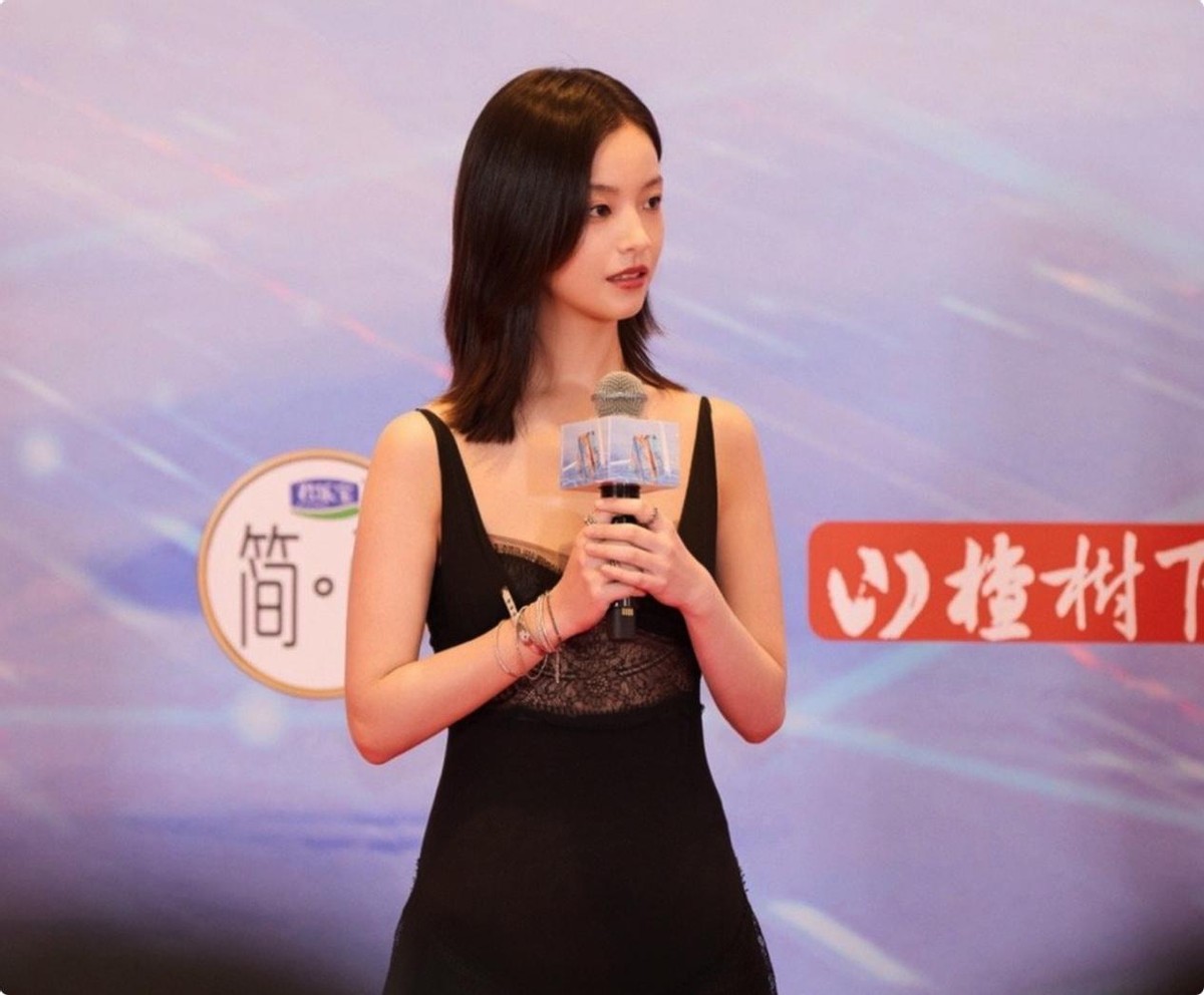 电影盛典红毯:张小斐皮肤白皙似少女,袁泉用“松弛感”艳压群芳