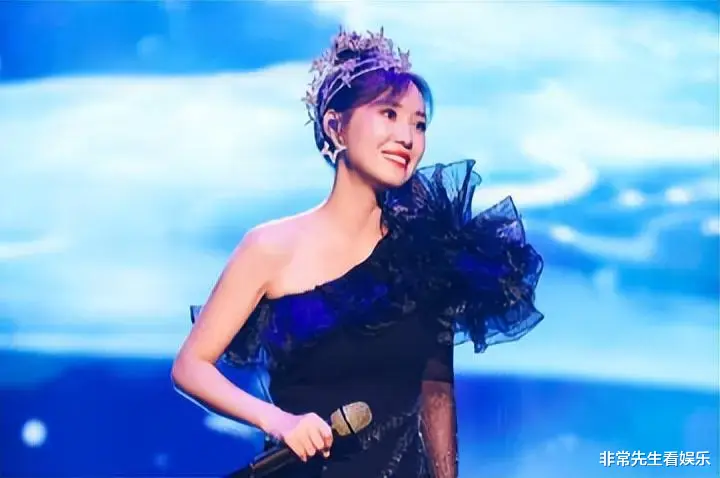 好友曝云朵近况,称联系不上她,被助理没收了手机,担心她想不开