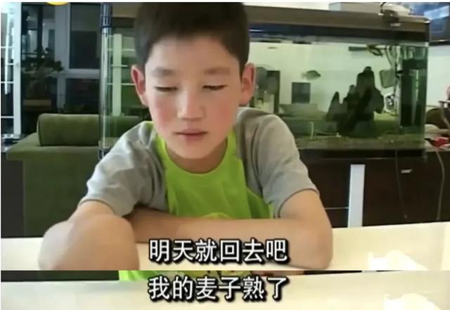 《变形计》高占喜订婚,桌子上摆15万现金,山里娃逆袭成为了上尉