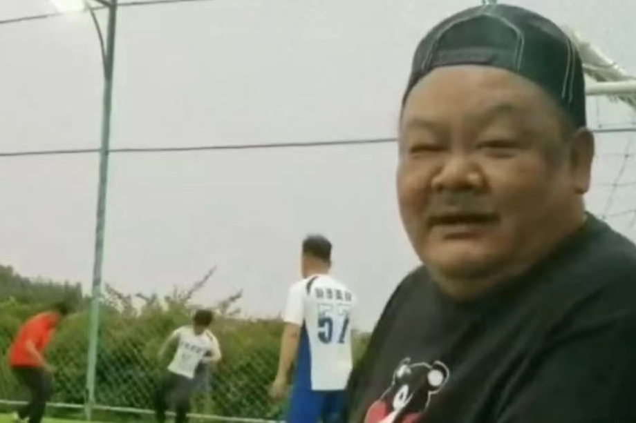 港星林雪近况引争议，满头白发脸成酱紫色，满脸脂肪粒仍暴饮暴食