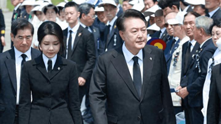 韩国第一夫人穿黑色套装出席纪念日活动！扎低马尾又减龄，太嫩了