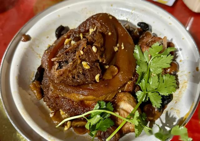 河南女孩第一次去福建吃席,随礼500菜上桌后,网友:这下尴尬了