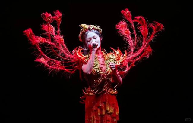 张韶涵演唱会身穿火凤凰裙好耀眼,造型师真是爱惨了张韶涵吧