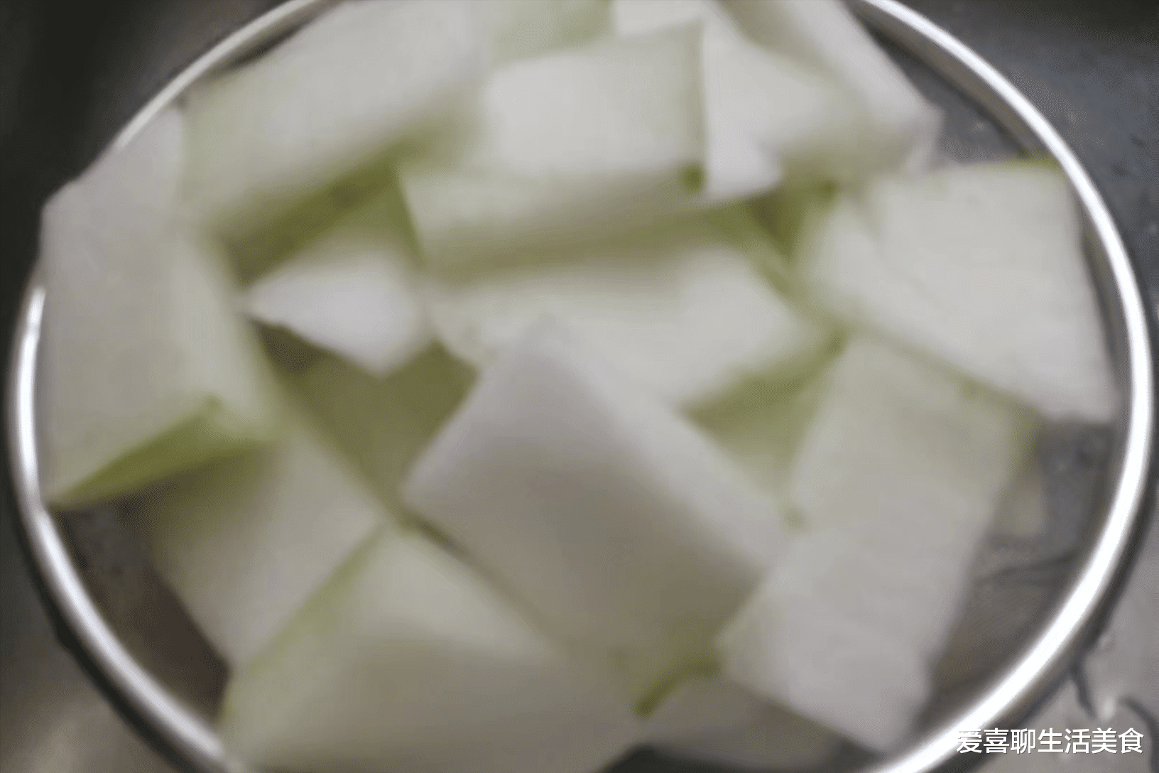 夏天这菜敞开吃，2块一斤的菜王，加点酸菜一起焖，酸爽开胃软糯多汁真好吃！