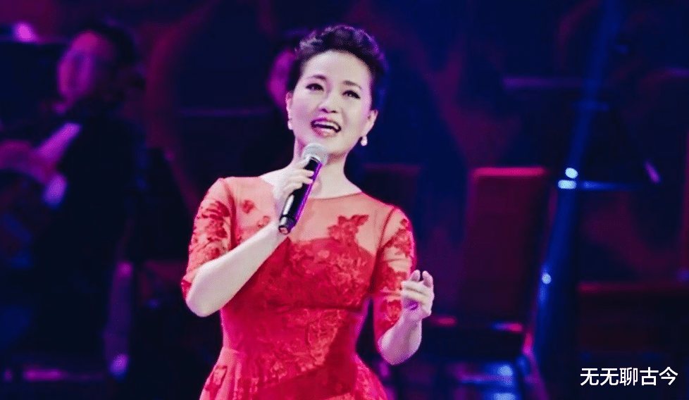 她是首位博士级歌唱家,12次荣登春晚,丈夫的身份更是深藏不露