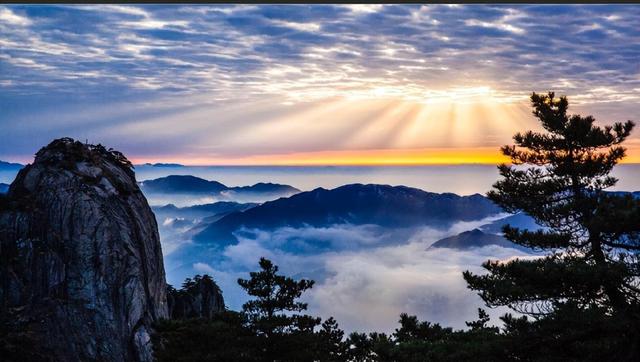 79年邓小平登黄山偶遇摄制组,欣然与女星合影,事实证明此举高明