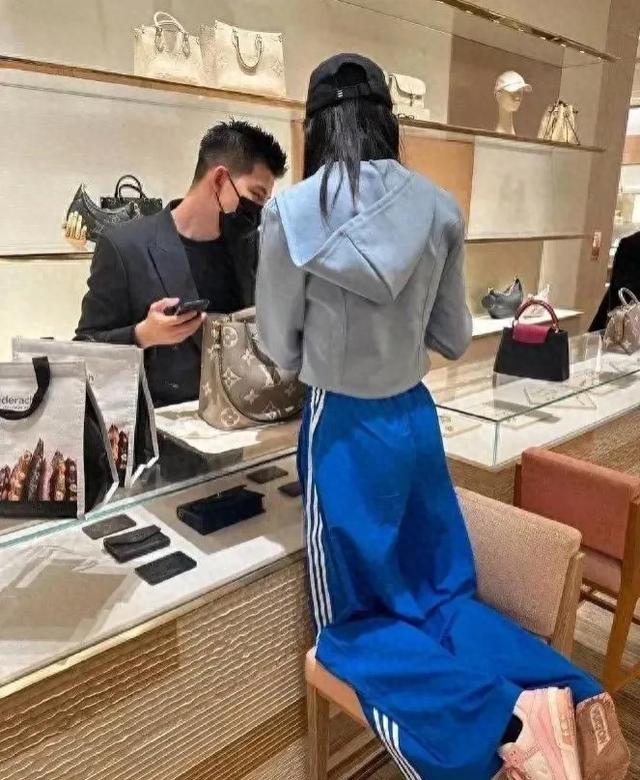 吴艳妮也太高调了吧，晒迈巴赫和奢饰品，看来没少接广告啊