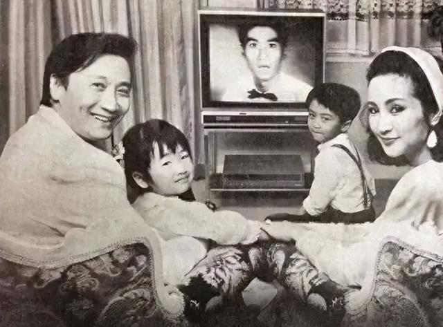 扎心!谢贤一家1986年春节家宴视频曝光,网友:我家现在也吃不上